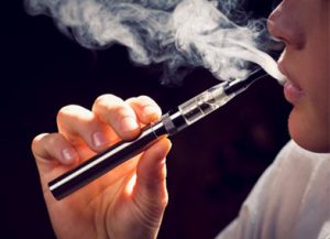 man vaping e-cigarettre
