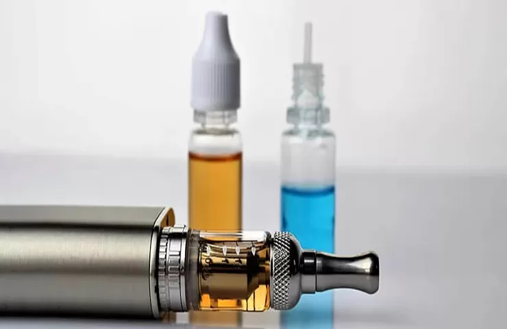 e-liquid drops and e-cigarette