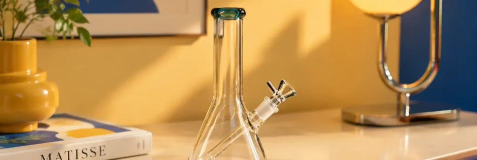 How to Use a Glass Bong: A Beginner’s Guide to Beaker Bongs, Accessories & Cleaning - MYVAPOR blog